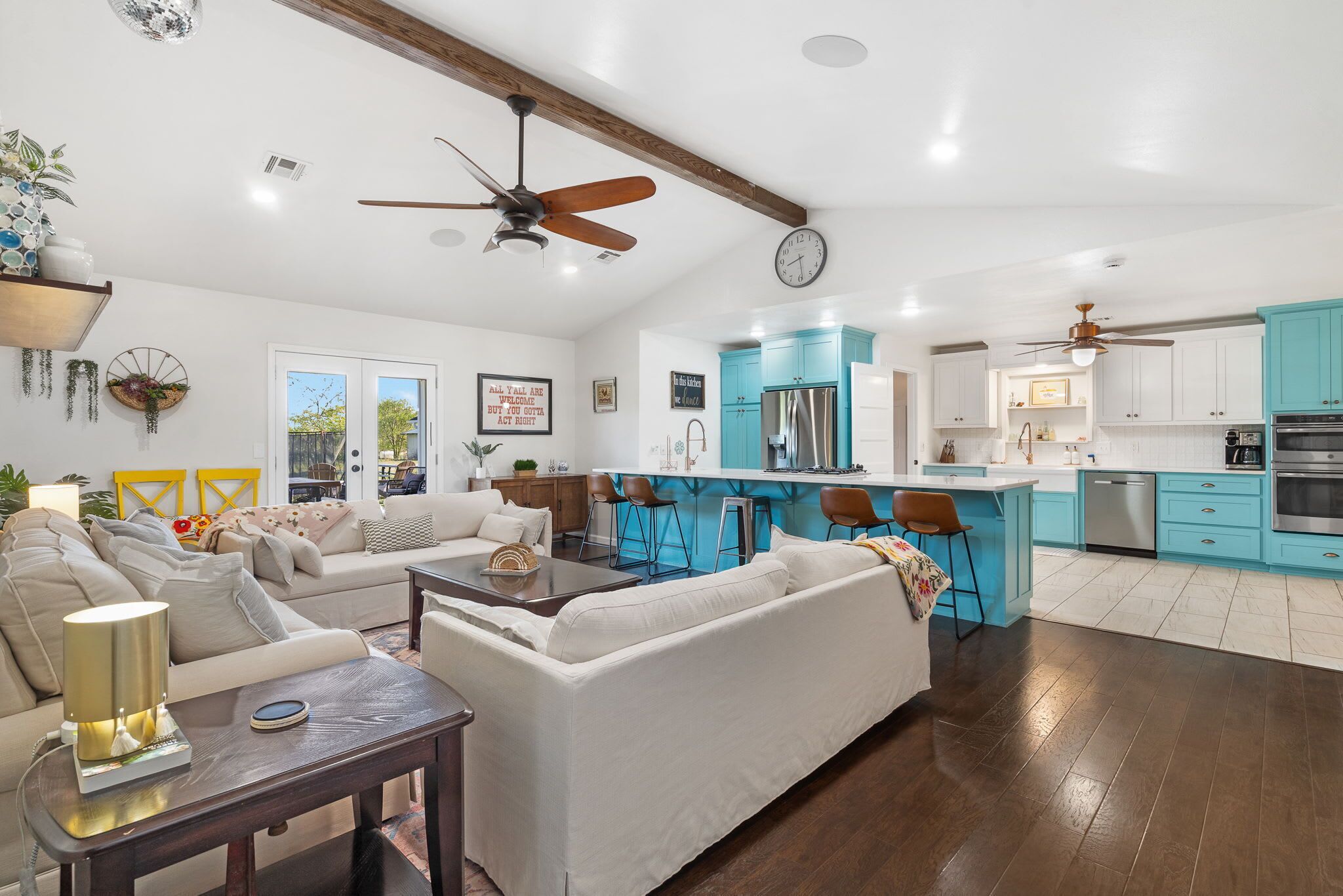 Fernseher, Bücher, Arbeitsbereiche