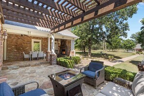 Outdoor dining - The Highlands mansion and events, sleeps 28 (Decatur)