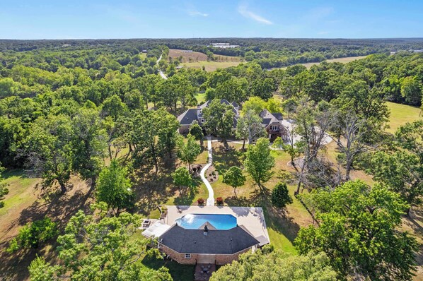 Exterior - The Highlands mansion and events, sleeps 28 (Decatur)