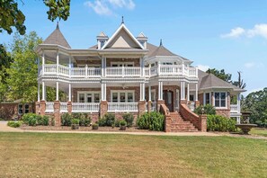 Exterior - The Highlands mansion and events, sleeps 28 (Decatur)