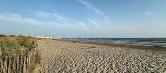 3 min from the beach 3 bedroom air-conditioned apartment