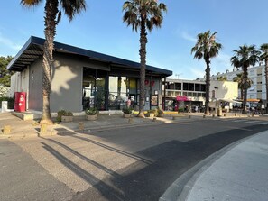 المنشأة من الخارج