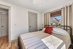 3 bedrooms, desk, iron/ironing board, WiFi