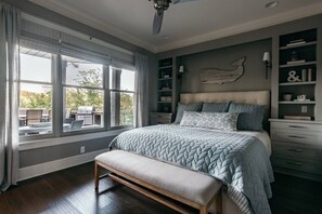 4 bedrooms, iron/ironing board, WiFi, bed sheets