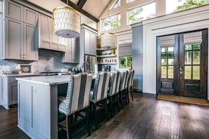 Fridge, microwave, oven, stovetop - Lakefront at War Eagle (Little Flock)