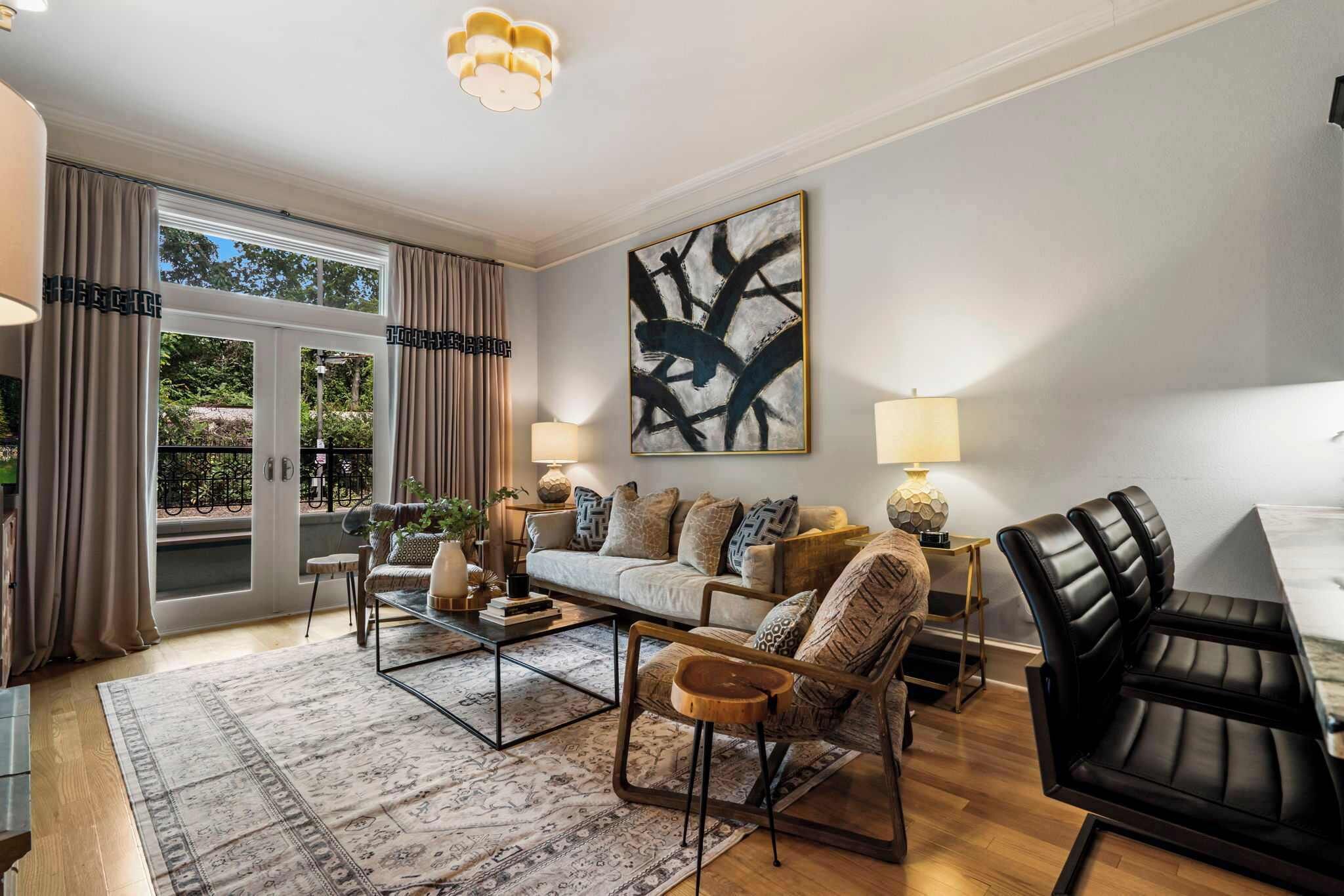 Een televisie en een open haard