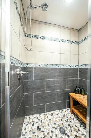 Shower, hair dryer, towels - The Loft on Campus Su (Fayetteville)