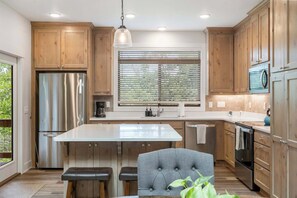 Fridge, microwave, oven, stovetop - The Lookout on Back 40 (Bella Vista)