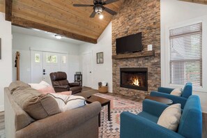 TV, fireplace, books - The Lookout on Back 40 (Bella Vista)