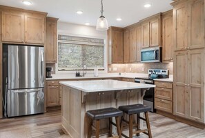 Refrigerador, microondas, horno, placa de cocina