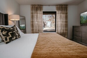 3 slaapkamers, een bureau, een strijkplank/strijkijzer, reisbedje