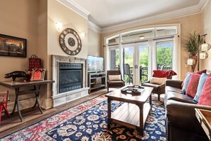 TV, fireplace