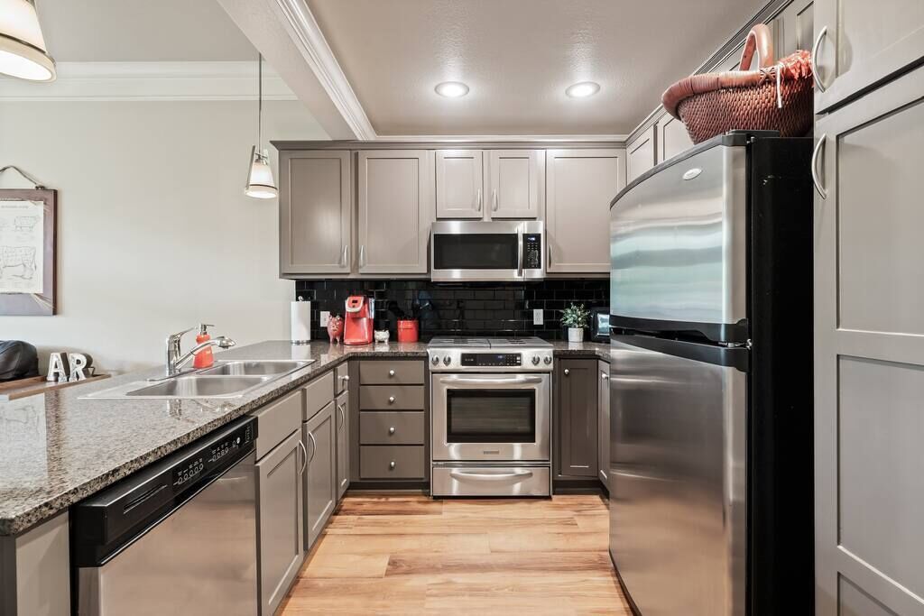 Réfrigérateur, micro-ondes, four, plaque de cuisson