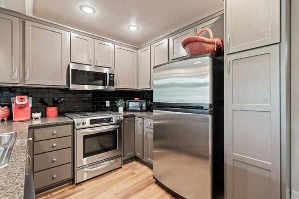 冰箱、微波炉、烤箱、炉灶