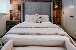 4 bedrooms, desk, iron/ironing board, WiFi