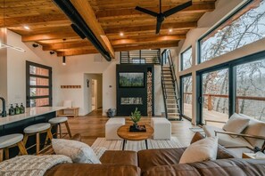 Tv, eldstad och kontor