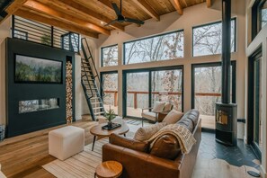 Tv, eldstad och kontor