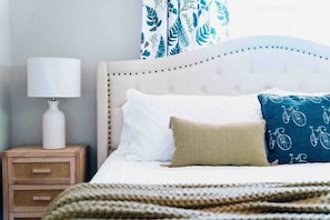 Tabla de planchar con plancha, wifi y ropa de cama