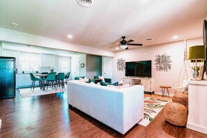 Televisión, chimenea, oficina