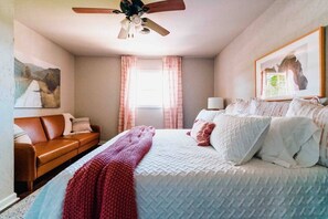 4 bedrooms, iron/ironing board, WiFi, bed sheets - Porch on 3rd, Bentonville, bikable to DT and Coler (Bentonville)