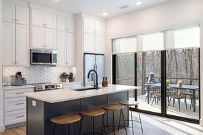 Coffee/tea maker, fridge, microwave, oven - Sapphire Lodge at Bella Vista (Bella Vista)