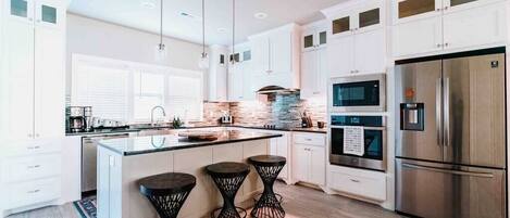 Een koelkast, een microgolfoven, een oven, een kookplaat