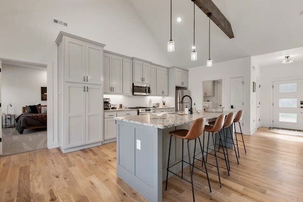 Fridge, oven, stovetop, dishwasher