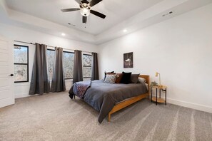 2 Schlafzimmer, Schreibtisch, Bügeleisen/Bügelbrett, Reisekinderbett