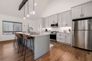 Een koelkast, een oven, een kookplaat, een vaatwasser