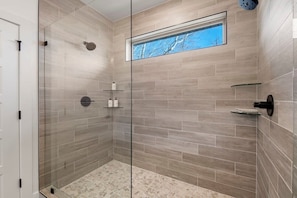 Een douche, een haardroger, handdoeken