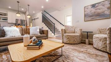 Una televisión, una chimenea, libros, una oficina