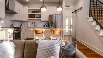 Refrigerador, microondas, horno, placa de cocina