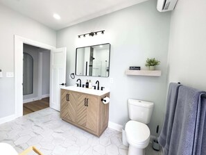 Chuveiro, secador de cabelo, toalhas de banho, sabonete