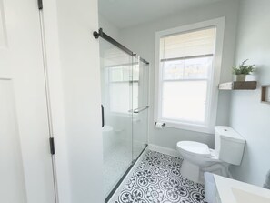 Dusche, Haartrockner, Handtücher, Seife