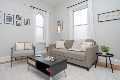 Jennifer's Stylish & Modern Broadway Getaway