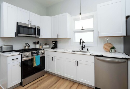 Jennifer's Stylish & Modern Broadway Getaway