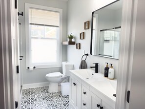 Dusch, hårtork, handdukar och tvål