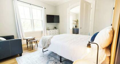 Jennifer's Spa-Like Modern & Chic Broadway Retreat