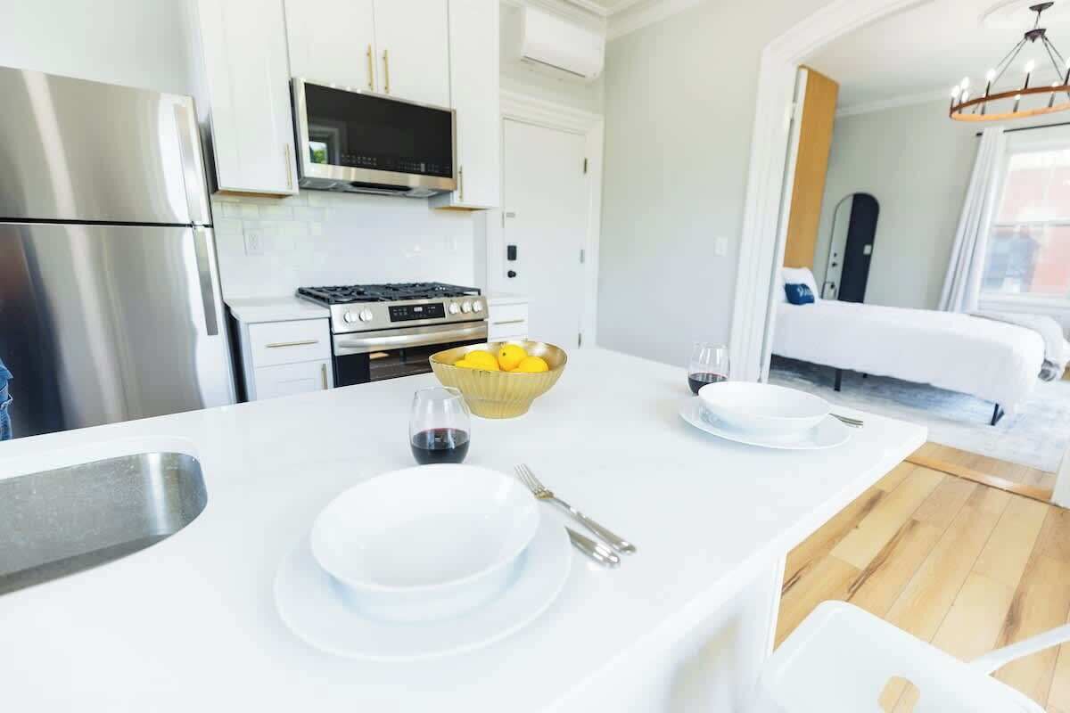 Geladeira, micro-ondas, fogão, lava-louças