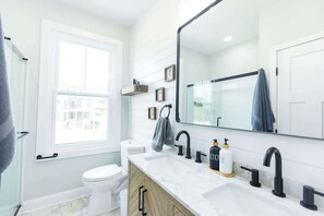 Ducha, secador de pelo, toallas, jabón