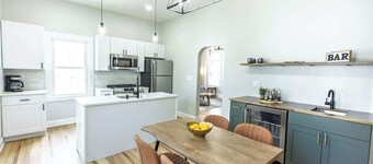 Jennifer's Broadway Cozy Gem w/ Fireplace King Bed