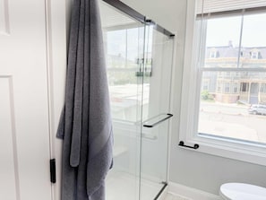 Dusche, Haartrockner, Handtücher, Seife