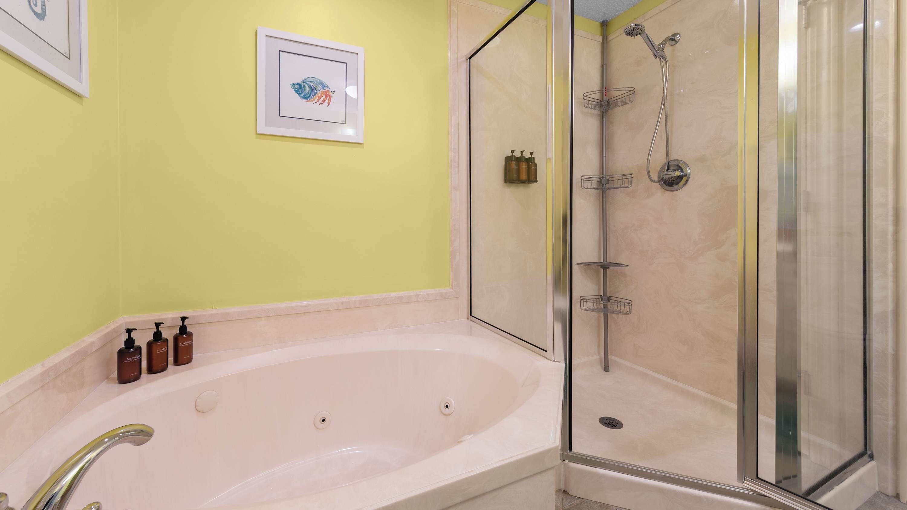 Community jacuzzis not your thing? Take a relaxing private soak in the primary bathroom’s jacuzzi tub. 