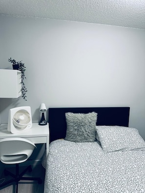 Tabla de planchar con plancha, wifi y ropa de cama