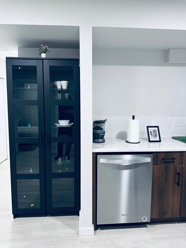 2-bedroom furnished basement suite/sleeps 5/Netflix.
Pets are welcome. No stove.