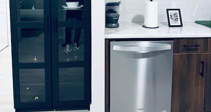 2-bedroom furnished basement suite/sleeps 5/Netflix.
Pets are welcome. No stove.