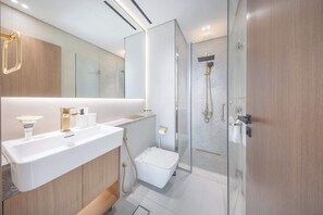 Douche, sĂšche-cheveux, serviettes fournies