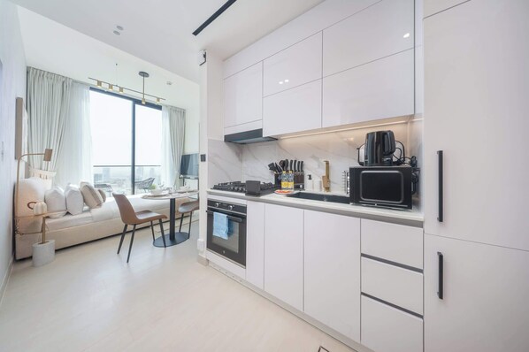 Kjøleskap, mikrobølgeovn, ovn og kokeplater