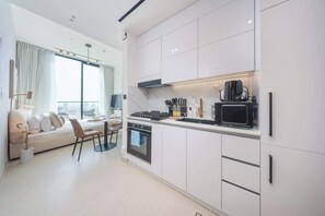 Fridge, microwave, oven, stovetop - StayShort - Chic Studio in JVC Sleeps 2 with Balcony and Pool (Jumeirah Village Circle)
