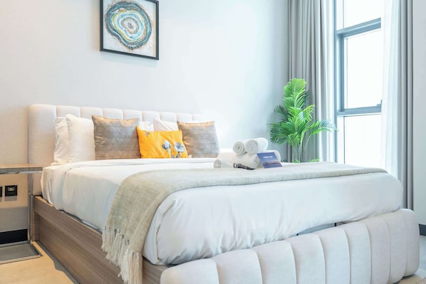 Tabla de planchar con plancha, wifi y ropa de cama